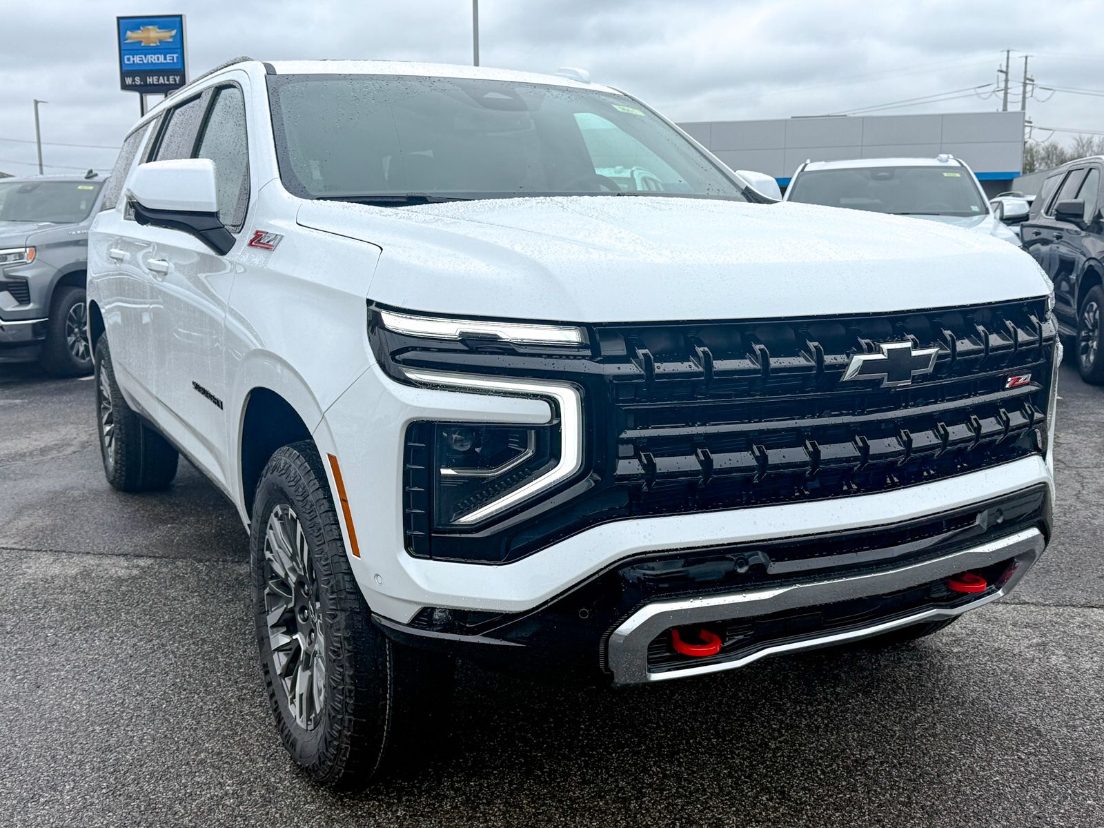 Photo view of 2026 Chevrolet Suburban in White