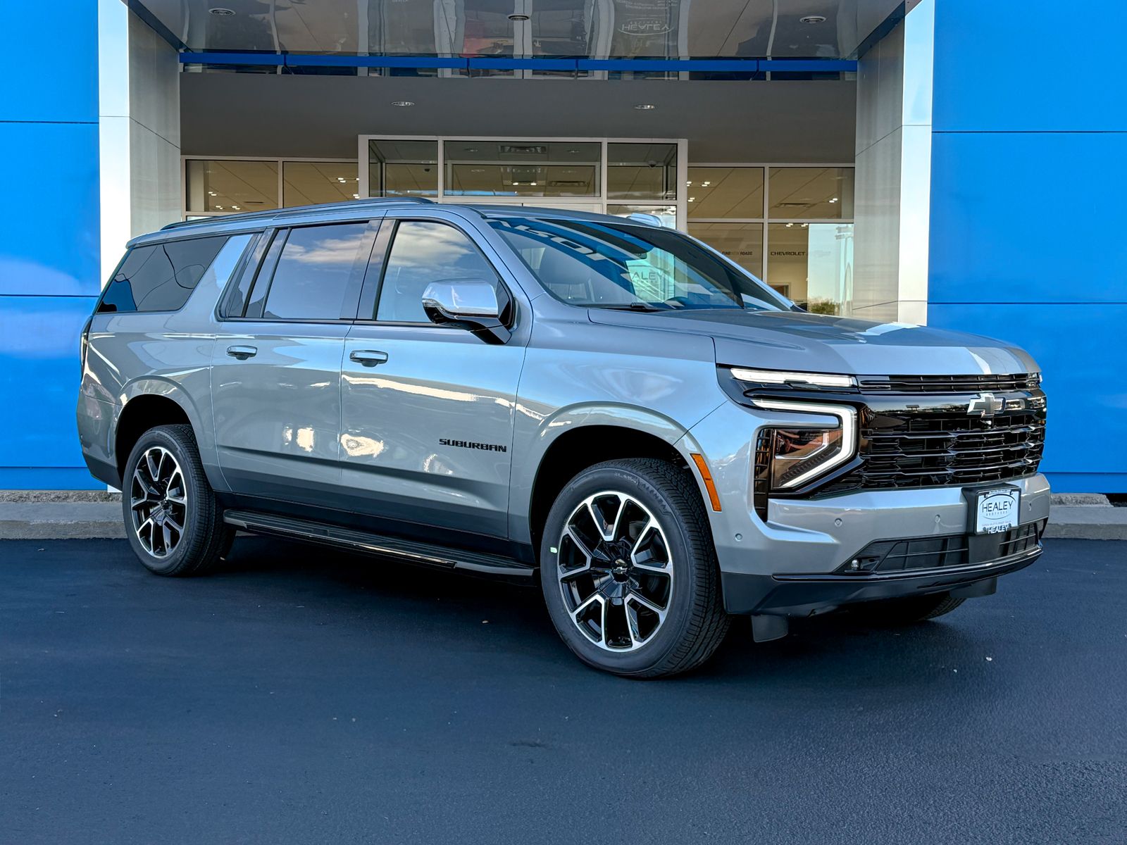 Photo view of 2026 Chevrolet Suburban in Gray
