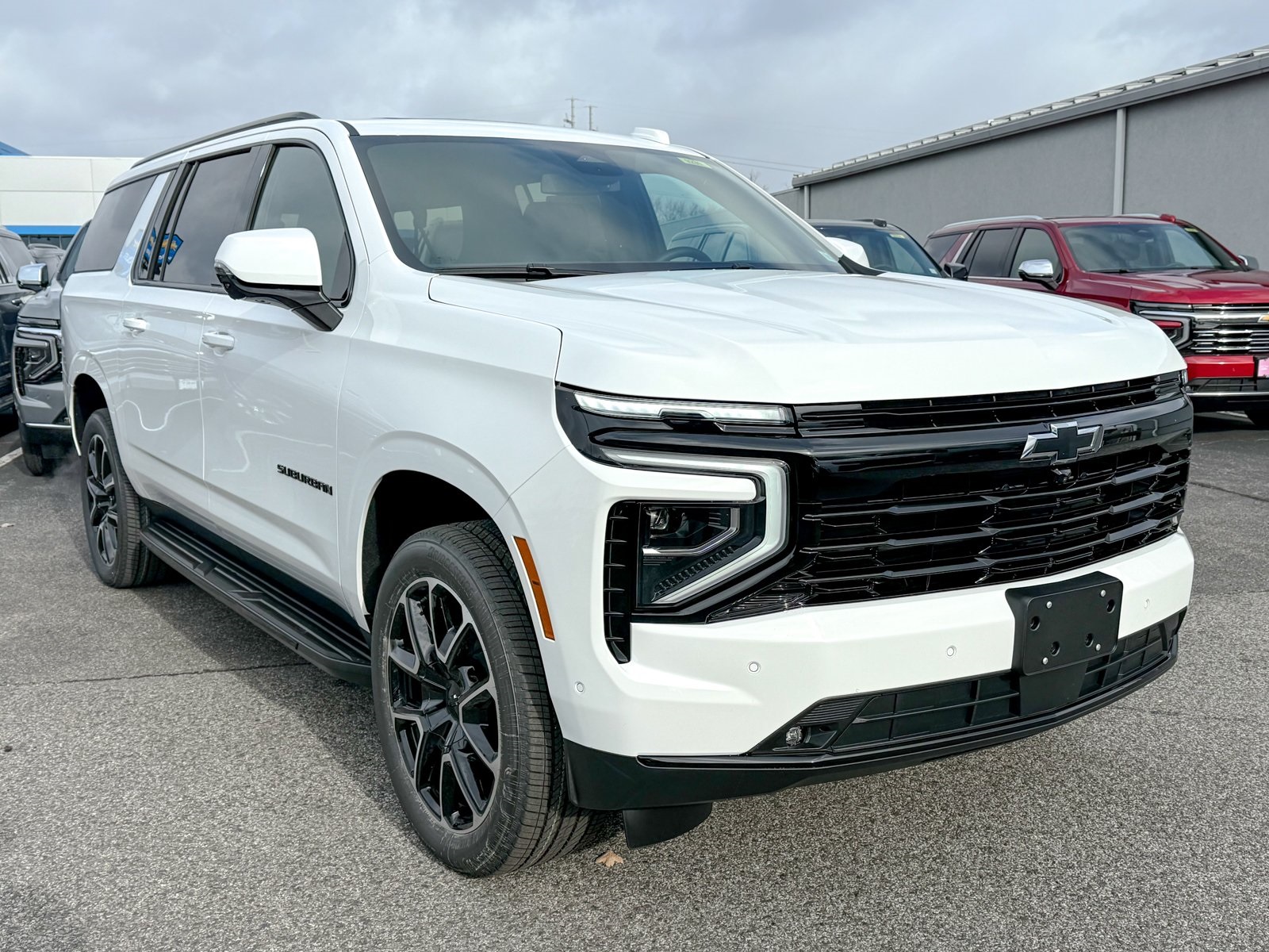 Photo view of 2026 Chevrolet Suburban in White
