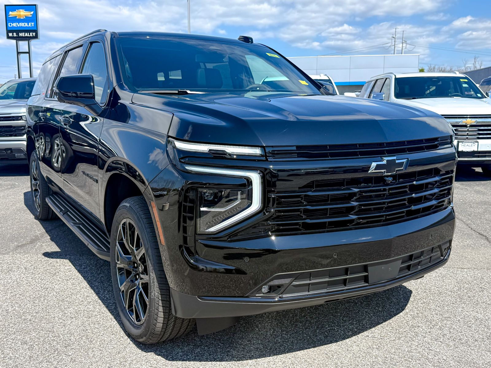 Photo view of 2026 Chevrolet Suburban in Black