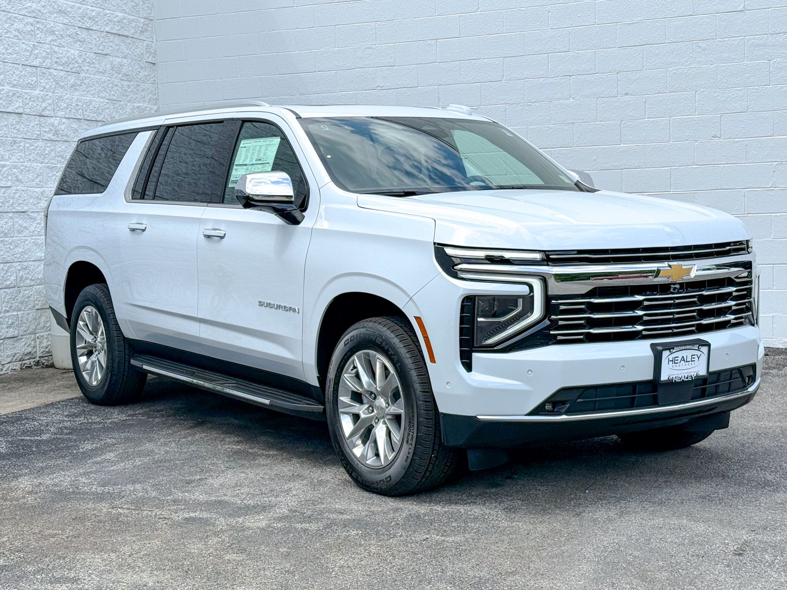 Photo view of 2026 Chevrolet Suburban in White
