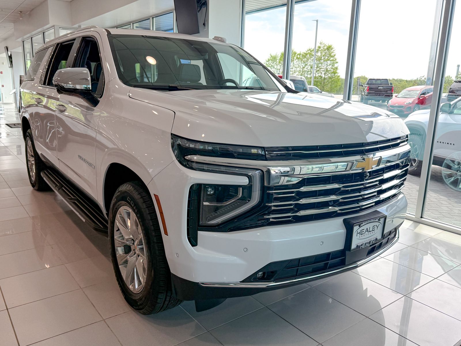Photo view of 2026 Chevrolet Suburban in White