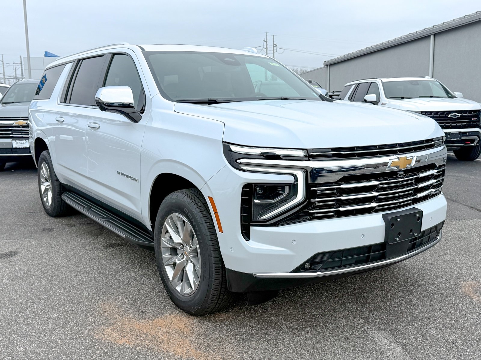 Photo view of 2026 Chevrolet Suburban in White