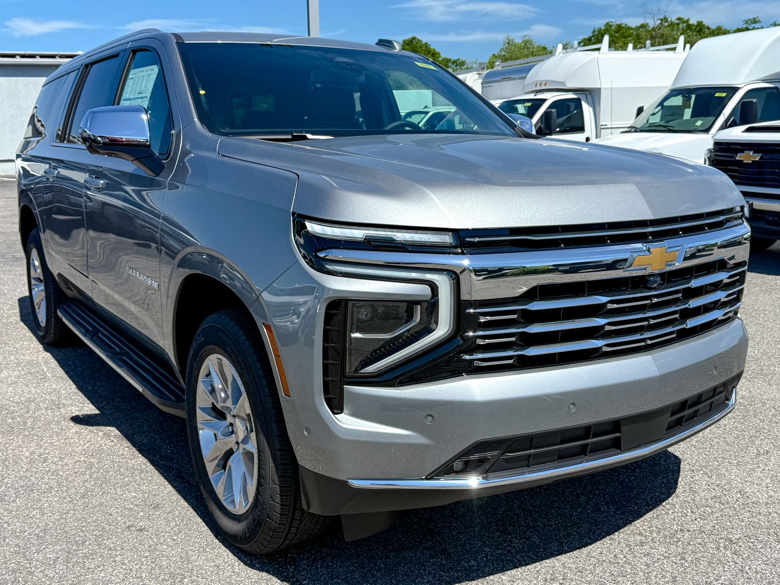 Photo view of 2026 Chevrolet Suburban in Gray