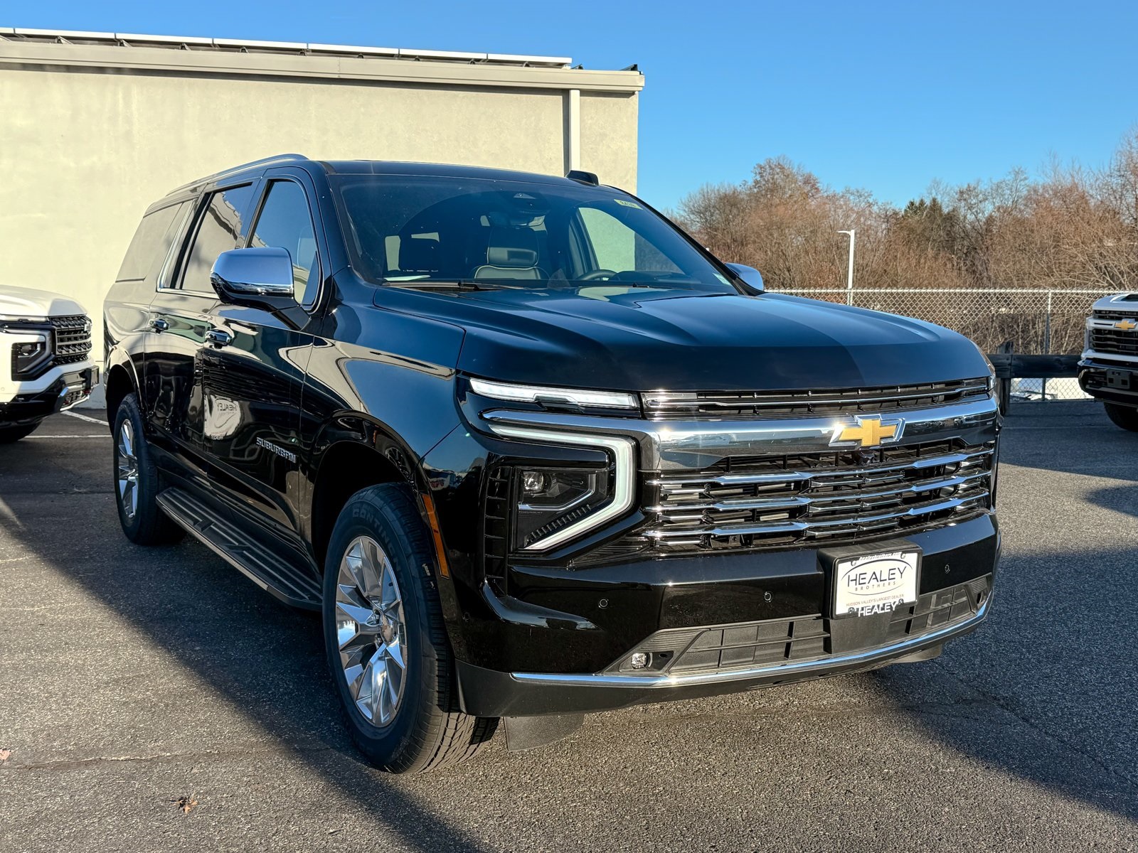 Photo view of 2025 Chevrolet Suburban in Black