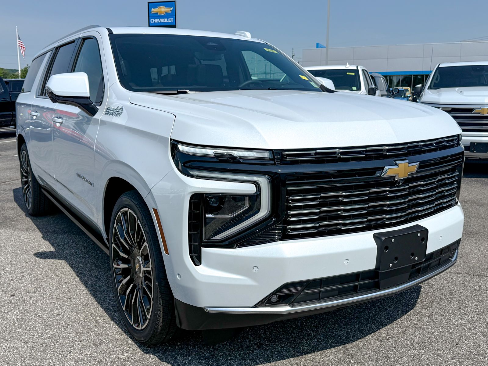 Photo view of 2026 Chevrolet Suburban in White