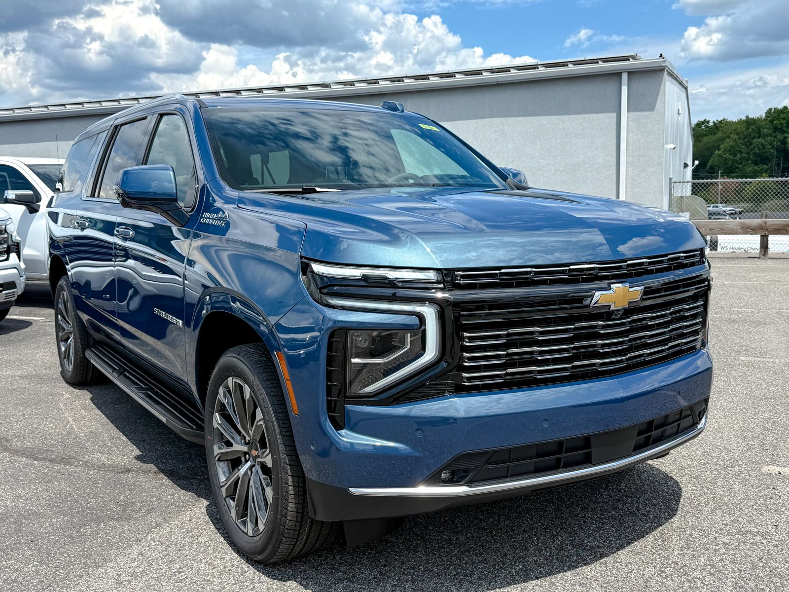 Photo view of 2026 Chevrolet Suburban in Blue