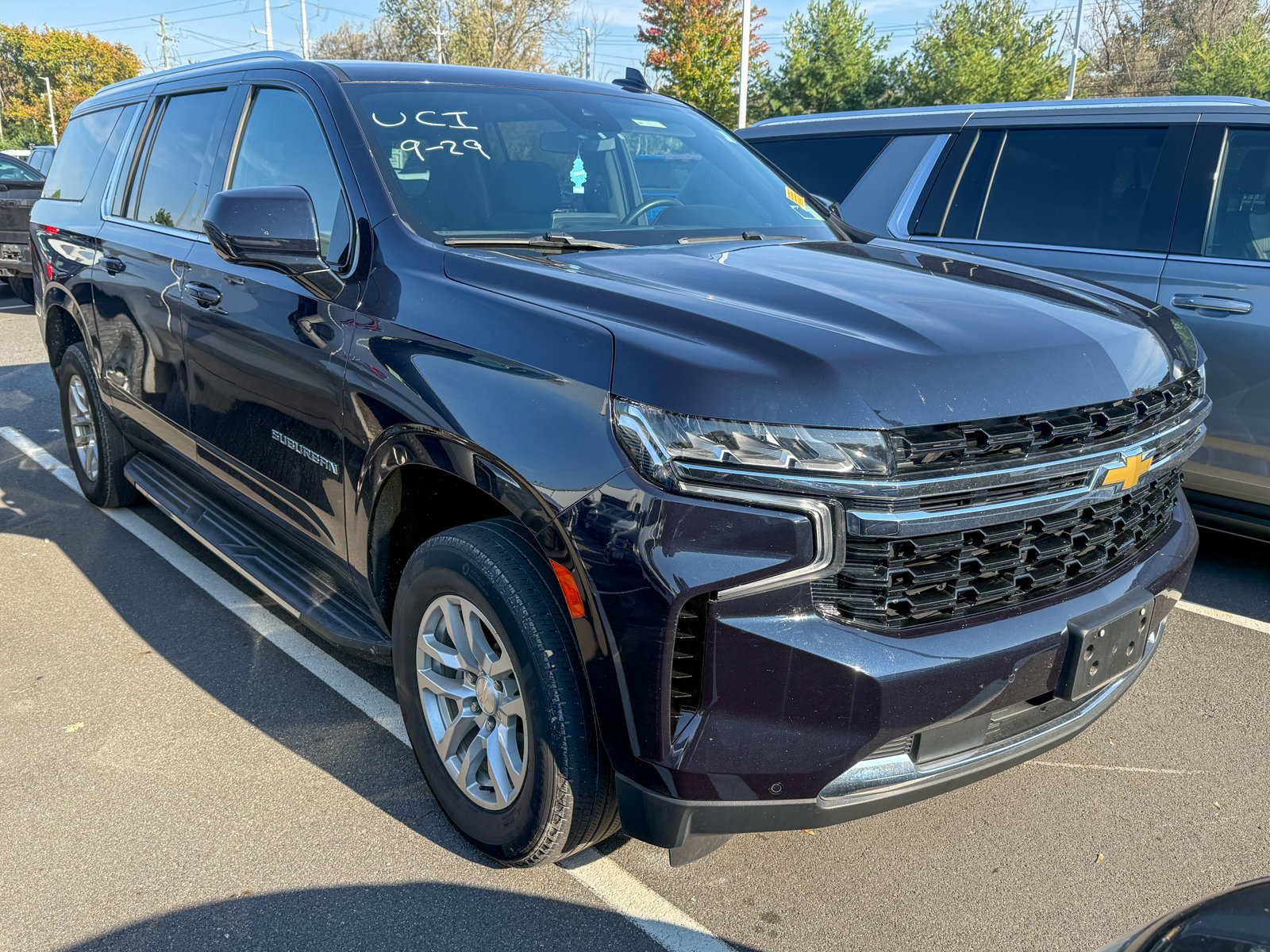 Photo view of 2023 Chevrolet Suburban in Blue