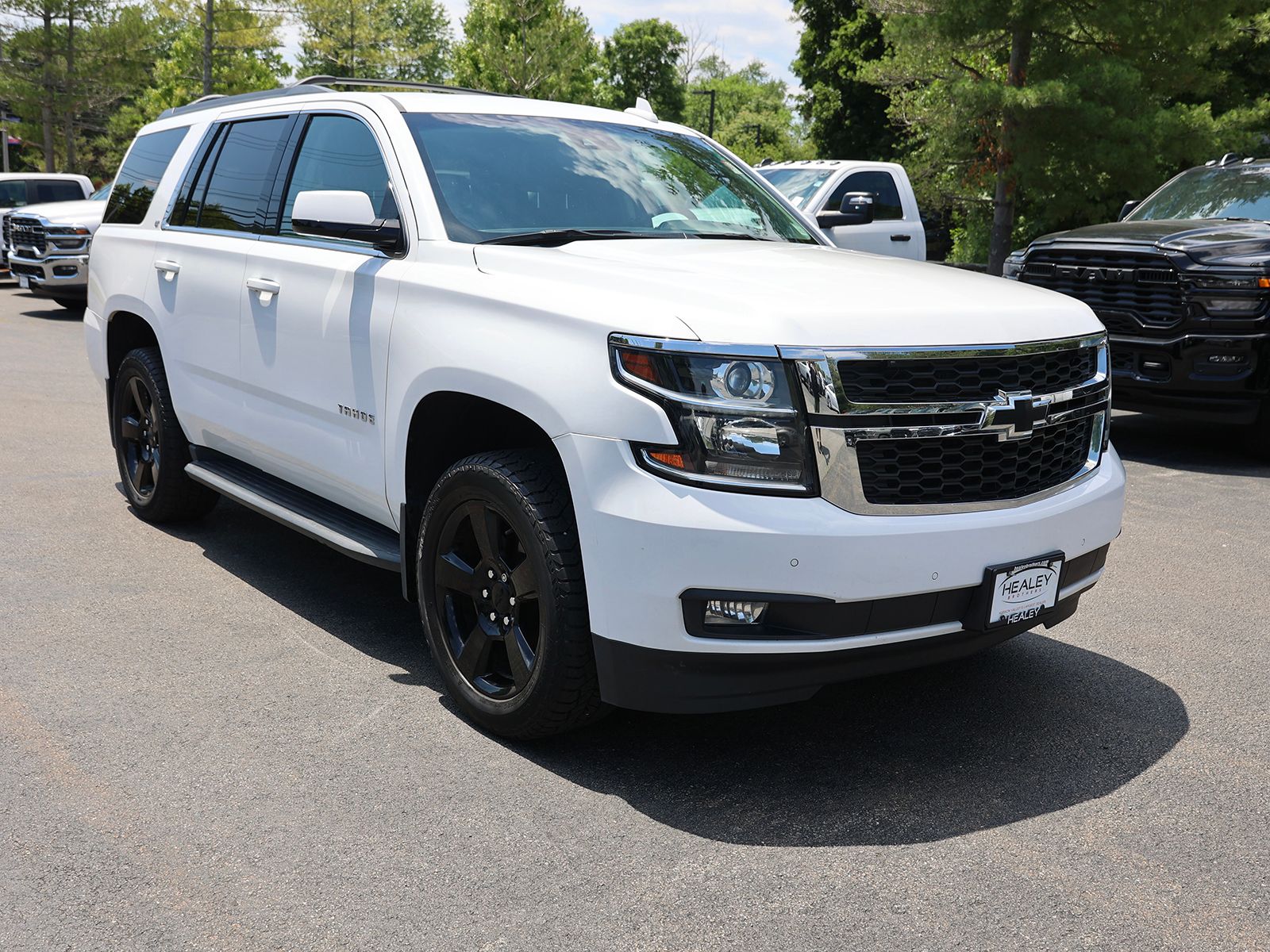 Photo view of 2017 Chevrolet Tahoe in White