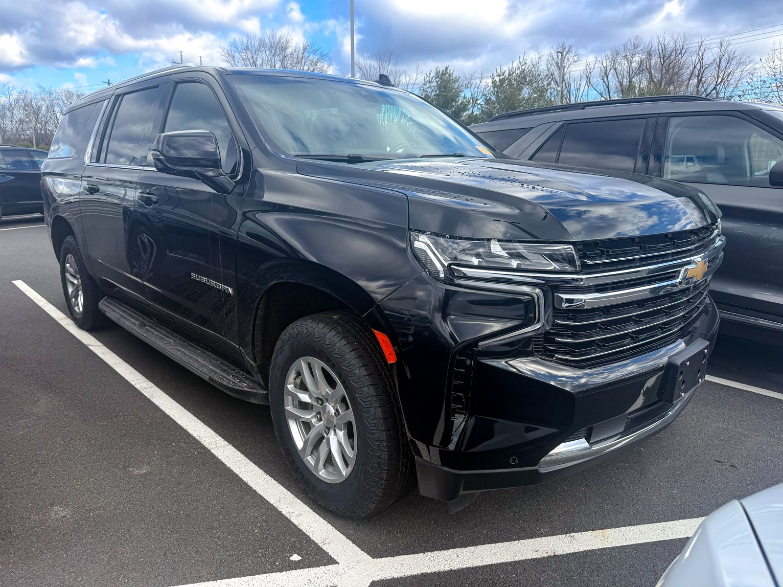 Photo view of 2022 Chevrolet Suburban in Black