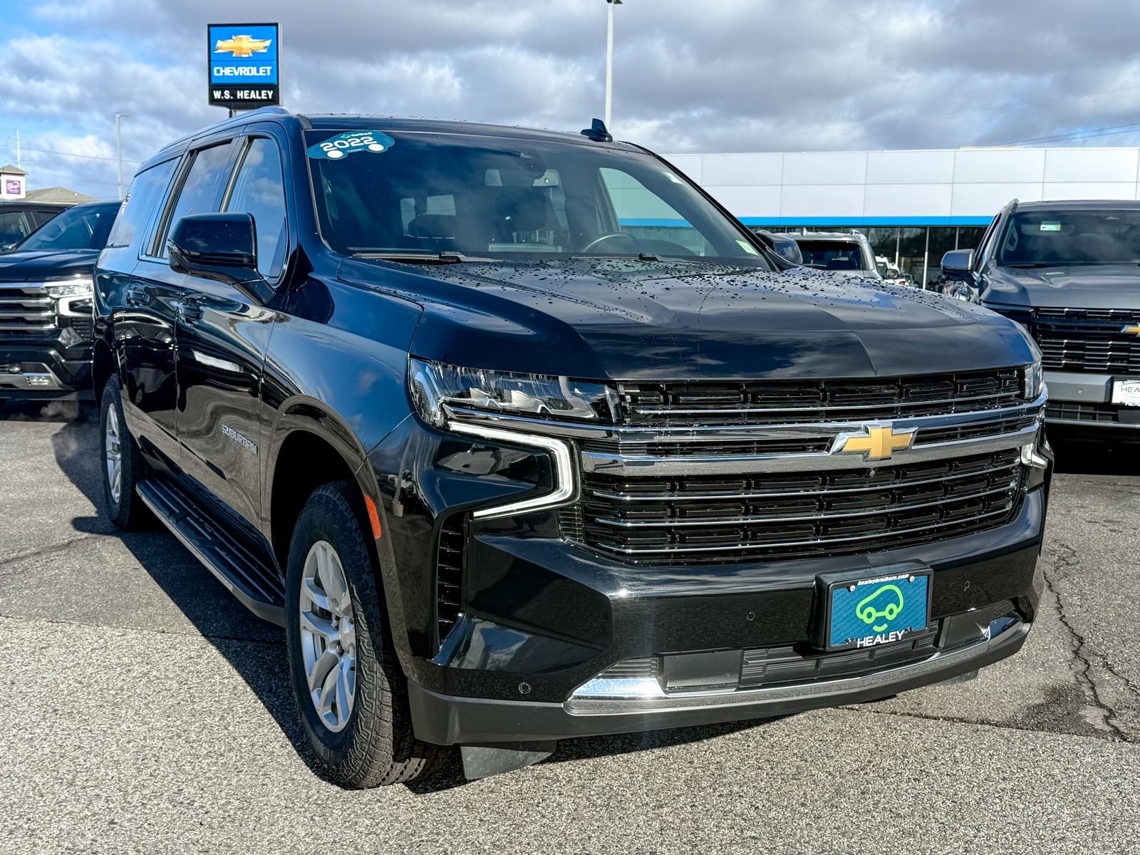 Photo view of 2022 Chevrolet Suburban in Black