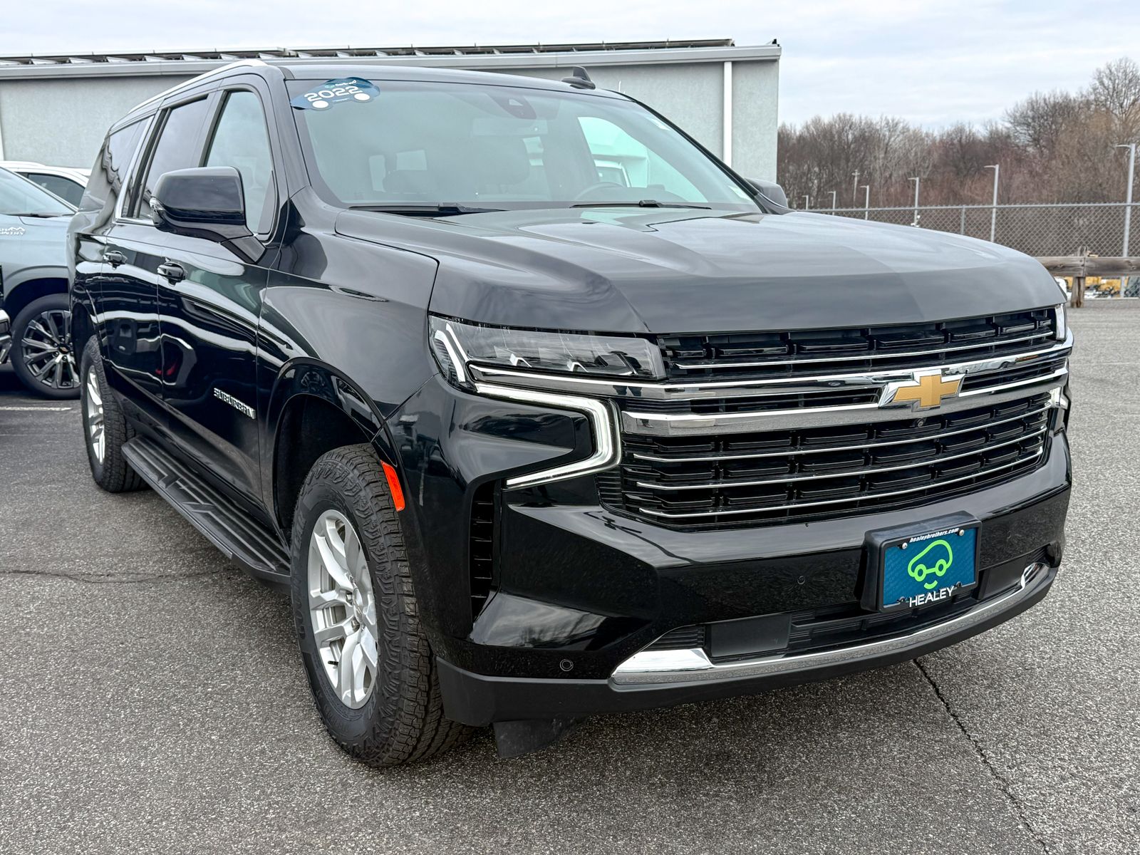 Photo view of 2022 Chevrolet Suburban in Black
