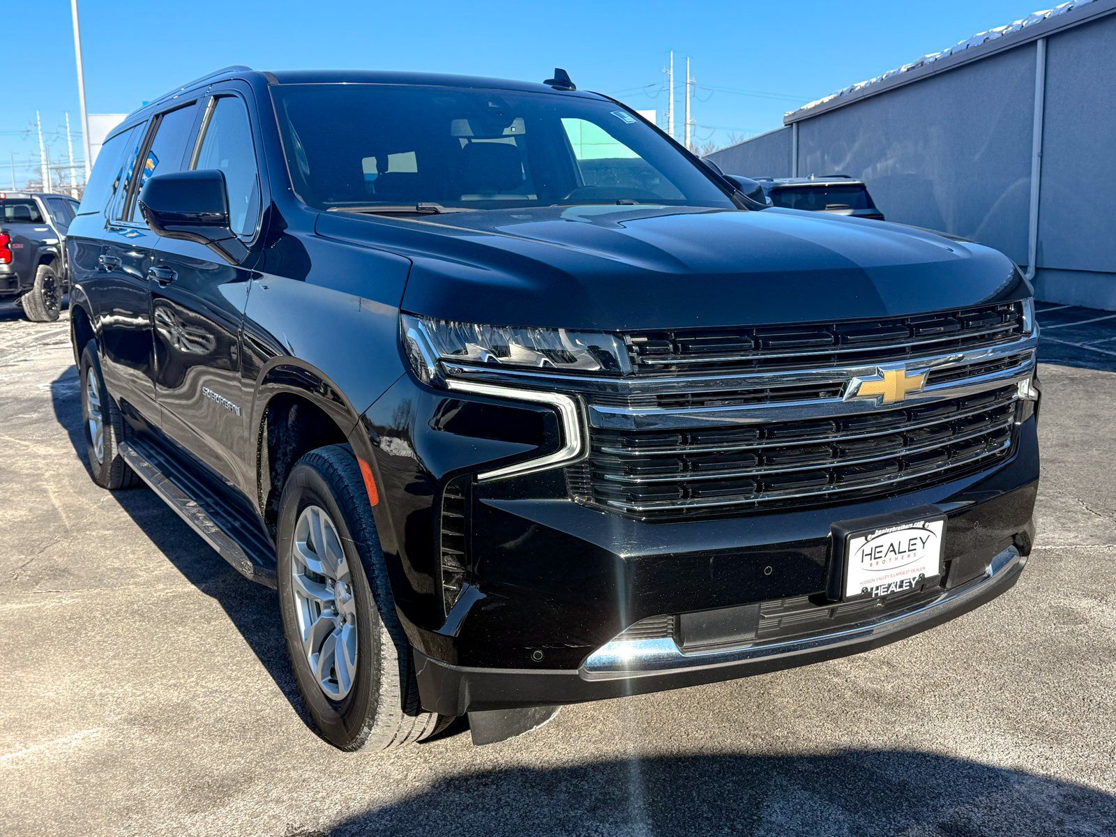Photo view of 2022 Chevrolet Suburban in Black