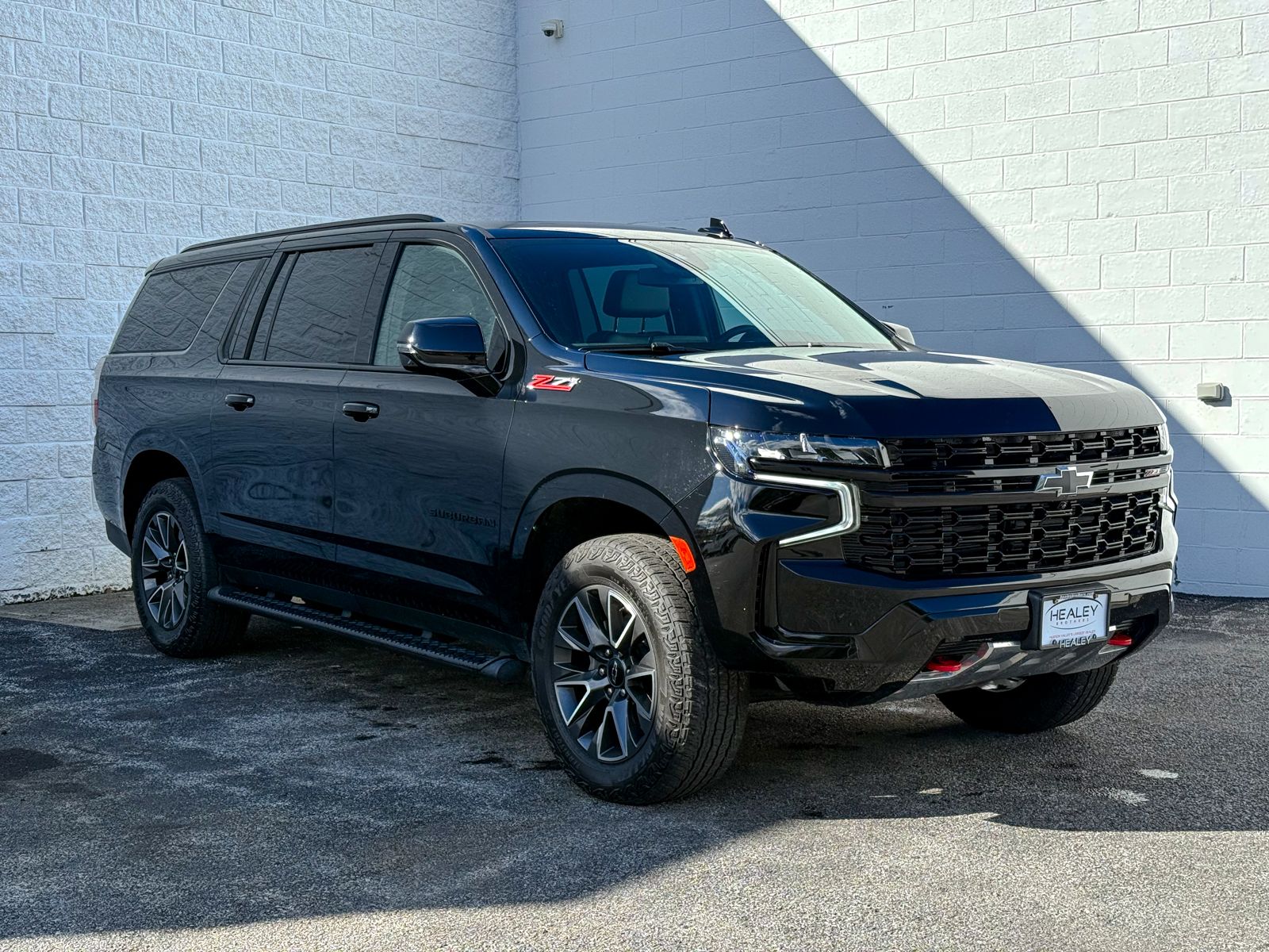 Photo view of 2024 Chevrolet Suburban in Black