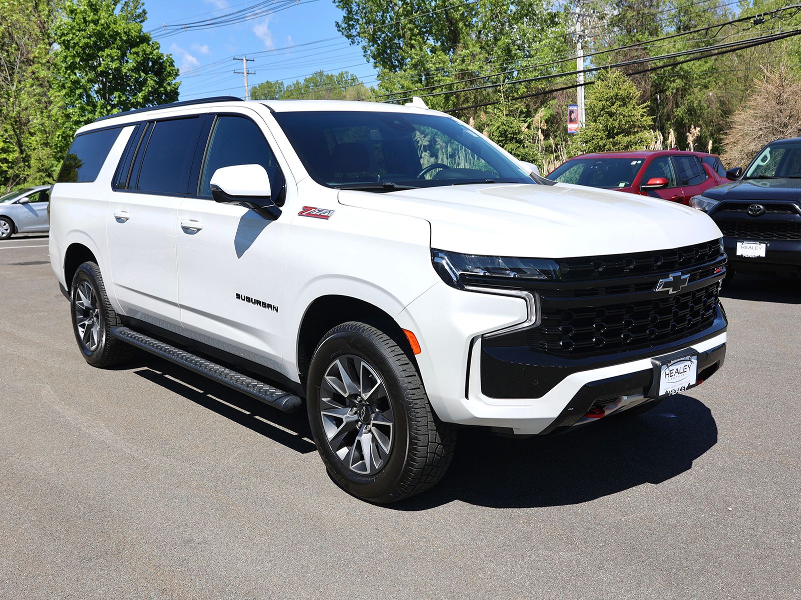 Photo view of 2023 Chevrolet Suburban in White