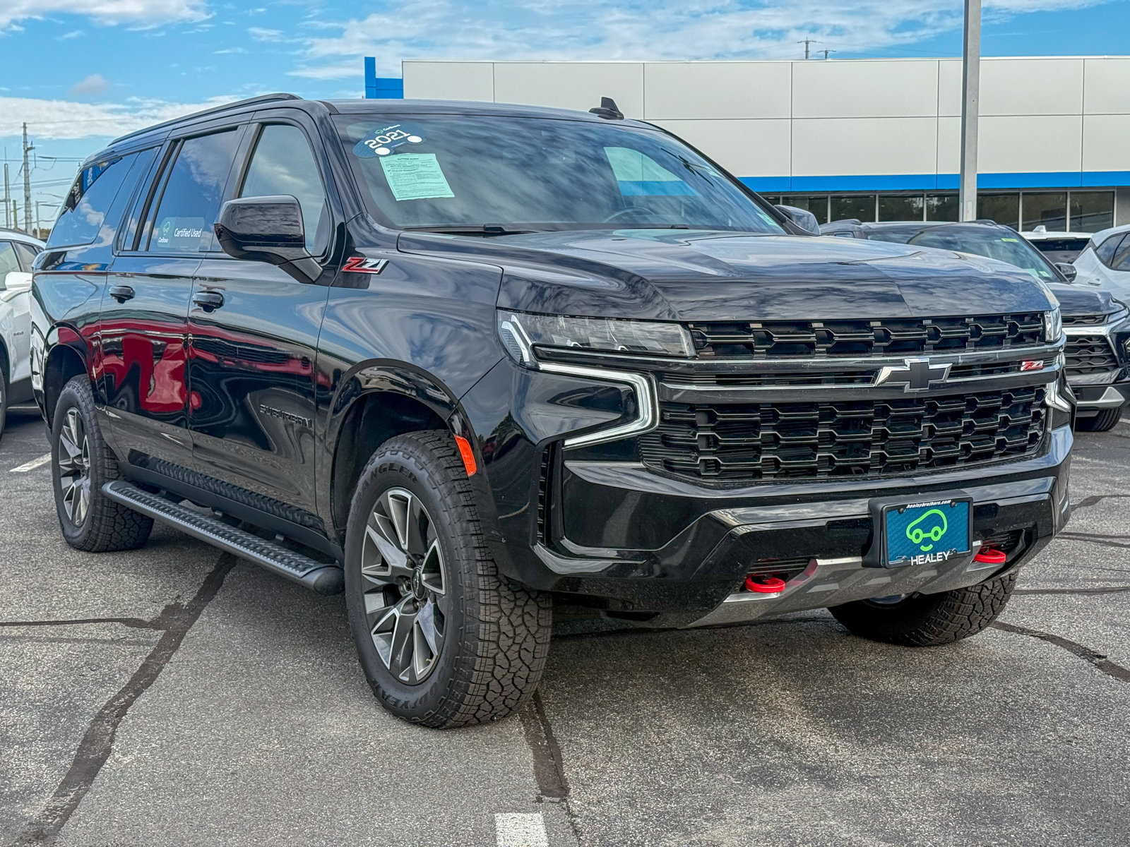 Photo view of 2021 Chevrolet Suburban in Black