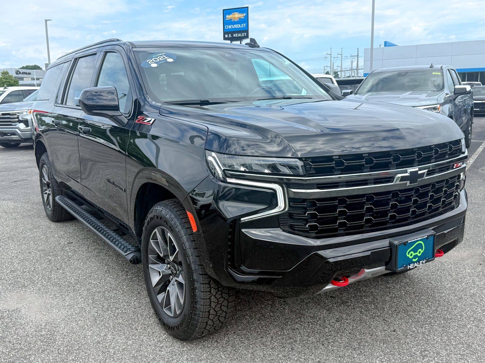 Photo view of 2021 Chevrolet Suburban in Black