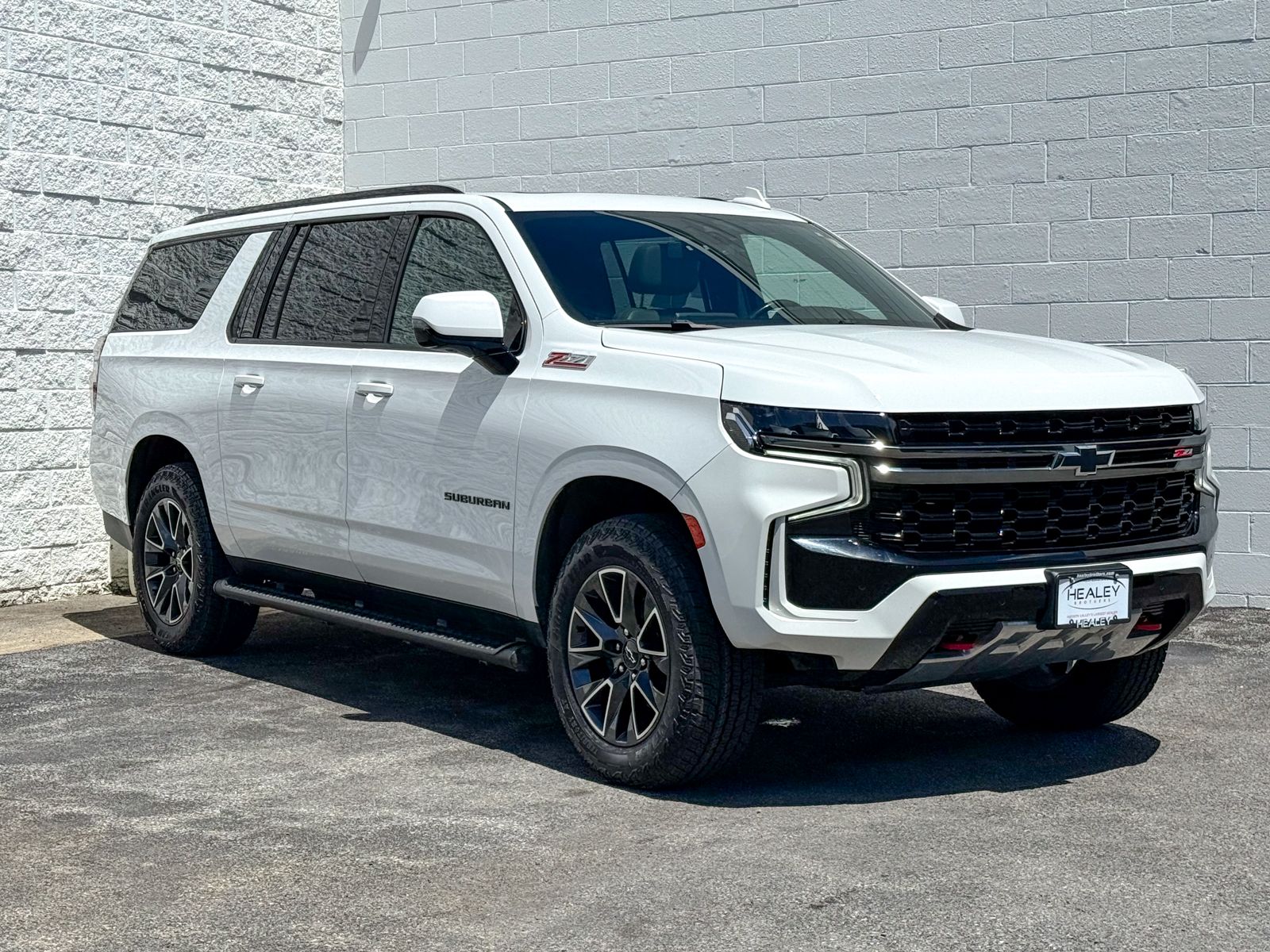 Photo view of 2022 Chevrolet Suburban in White