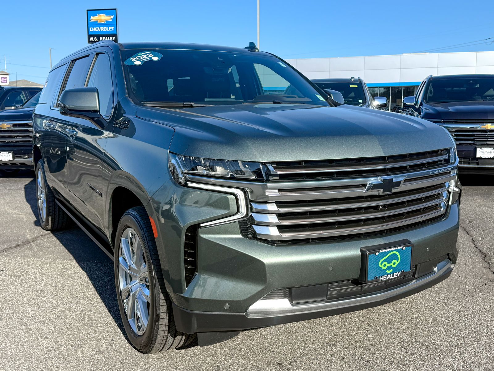 Photo view of 2023 Chevrolet Suburban in Green