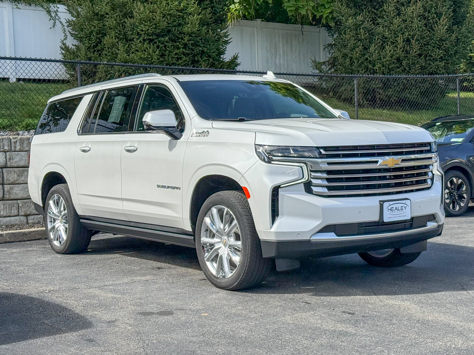 Photo view of 2024 Chevrolet Suburban in White