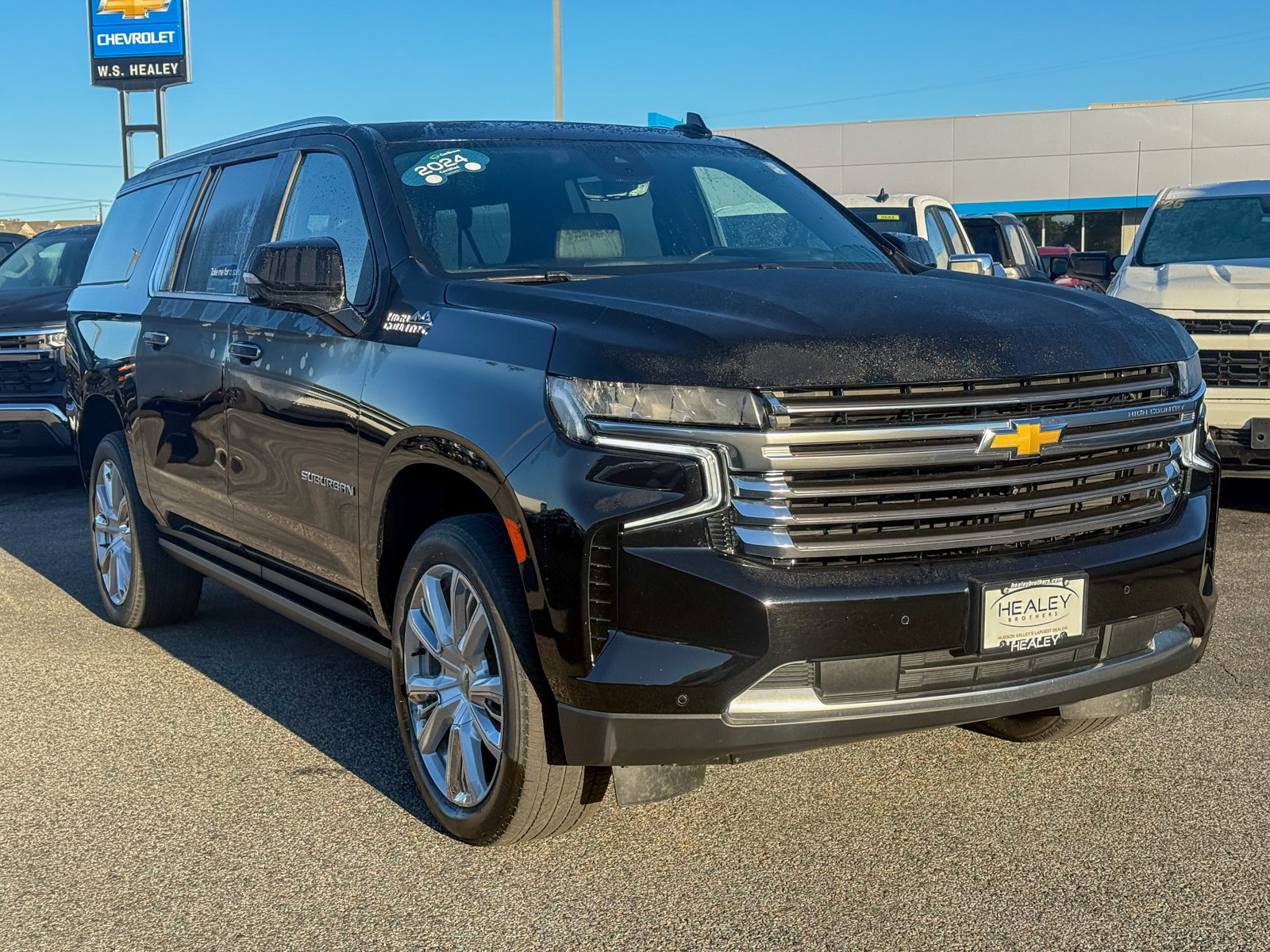 Photo view of 2024 Chevrolet Suburban in Black