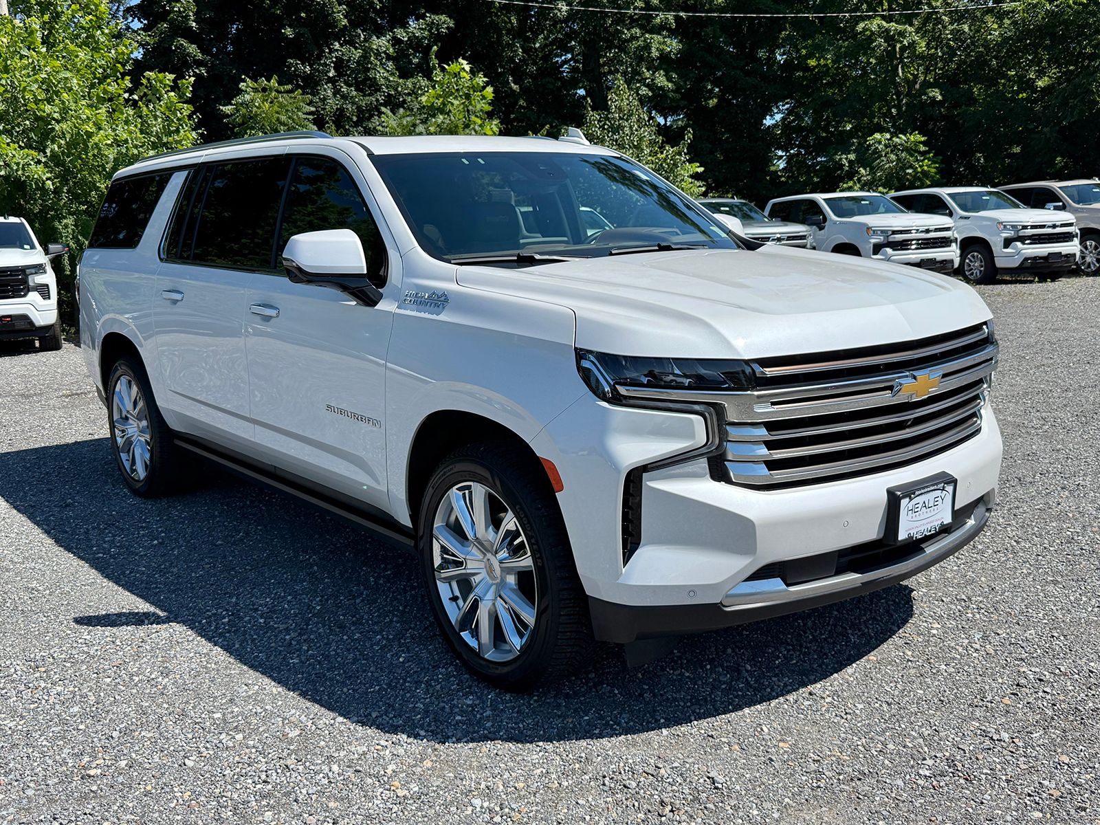 Photo view of 2024 Chevrolet Suburban in White