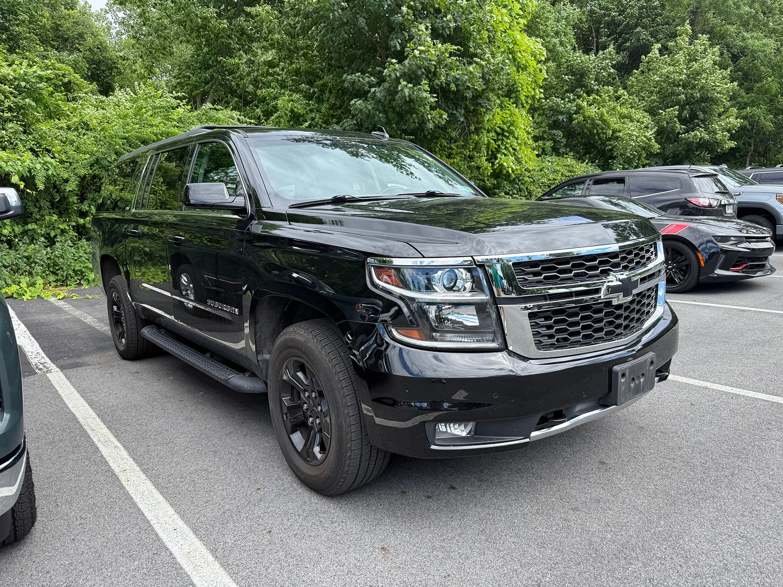 Photo view of 2019 Chevrolet Suburban in Black