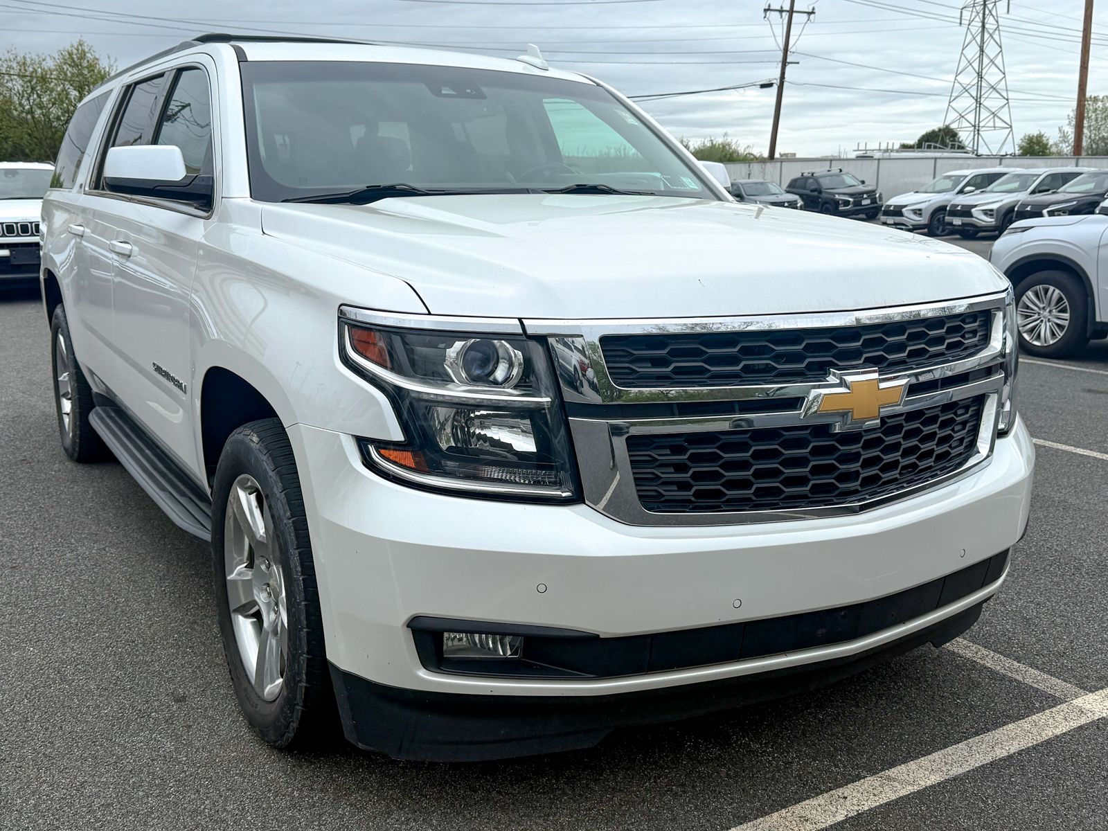 Photo view of 2017 Chevrolet Suburban in White