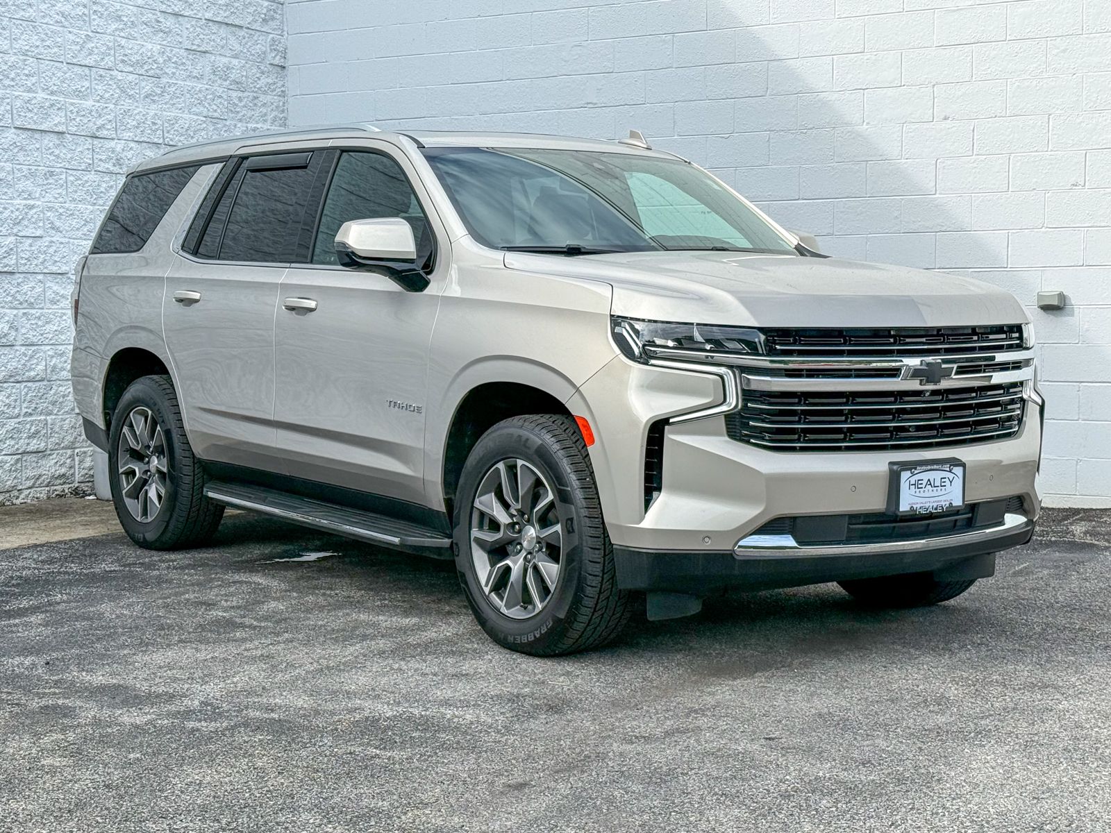 Photo view of 2022 Chevrolet Tahoe in Tan