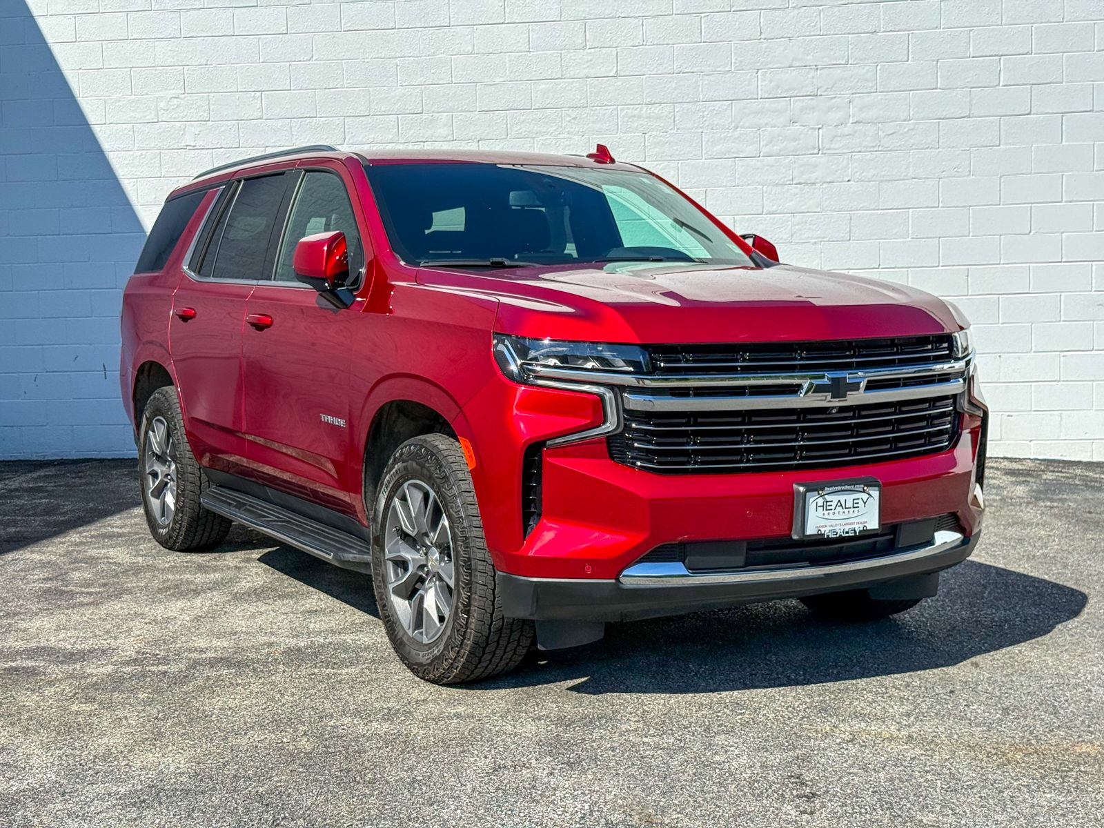 Photo view of 2022 Chevrolet Tahoe in Red
