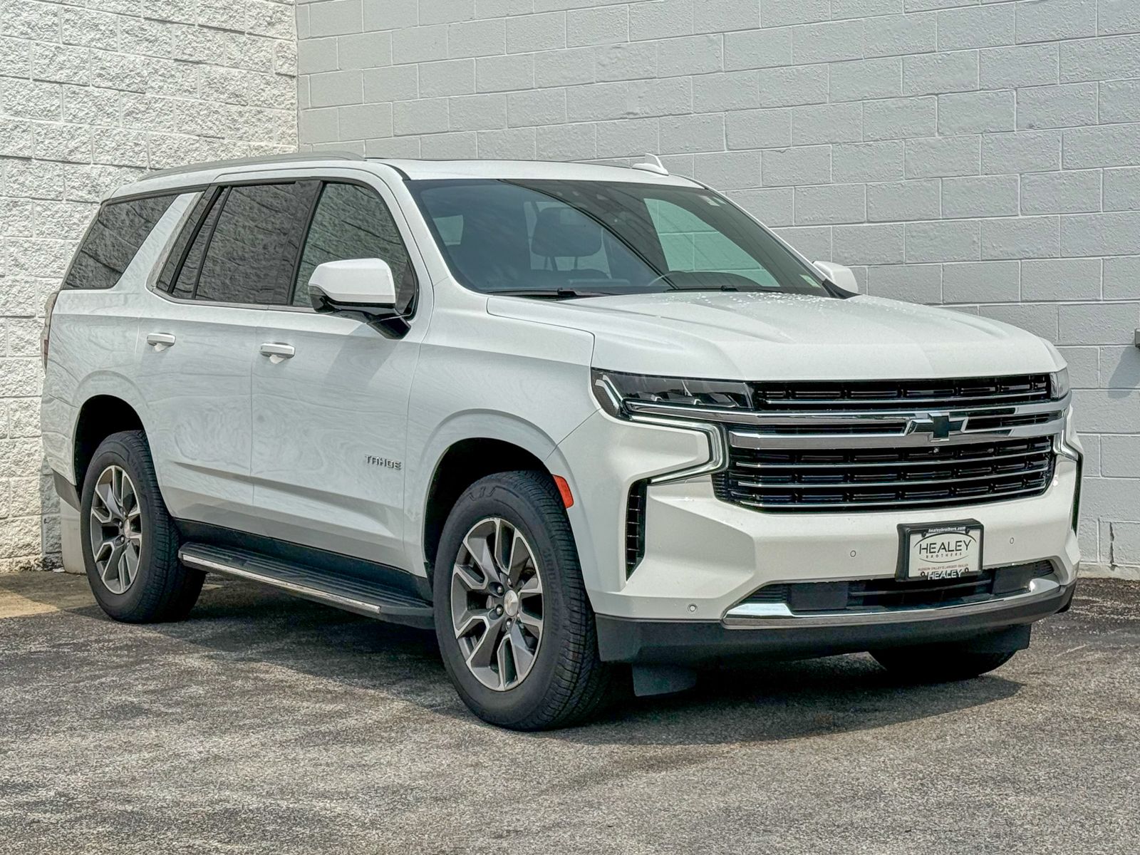 Photo view of 2022 Chevrolet Tahoe in White