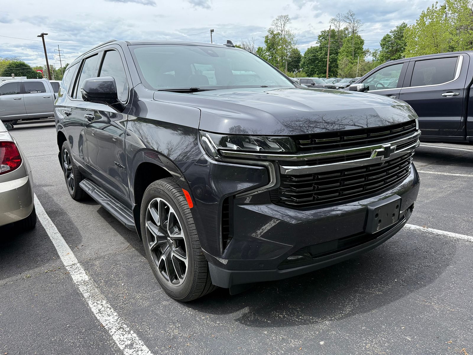 Photo view of 2022 Chevrolet Tahoe in Gray