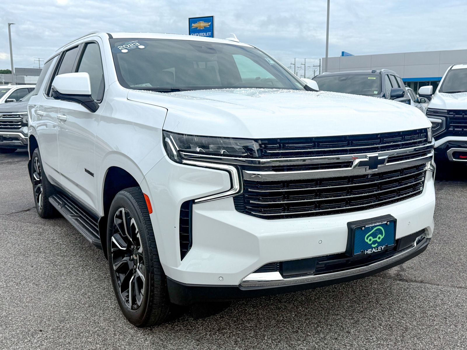 Photo view of 2023 Chevrolet Tahoe in White