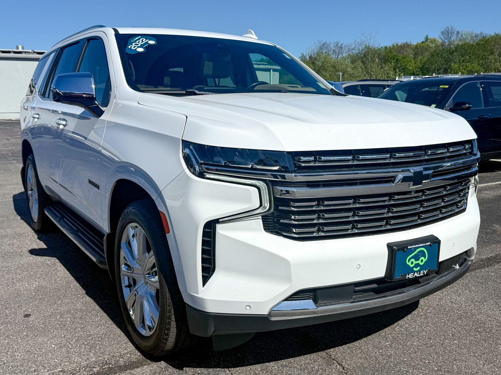 Photo view of 2022 Chevrolet Tahoe in White