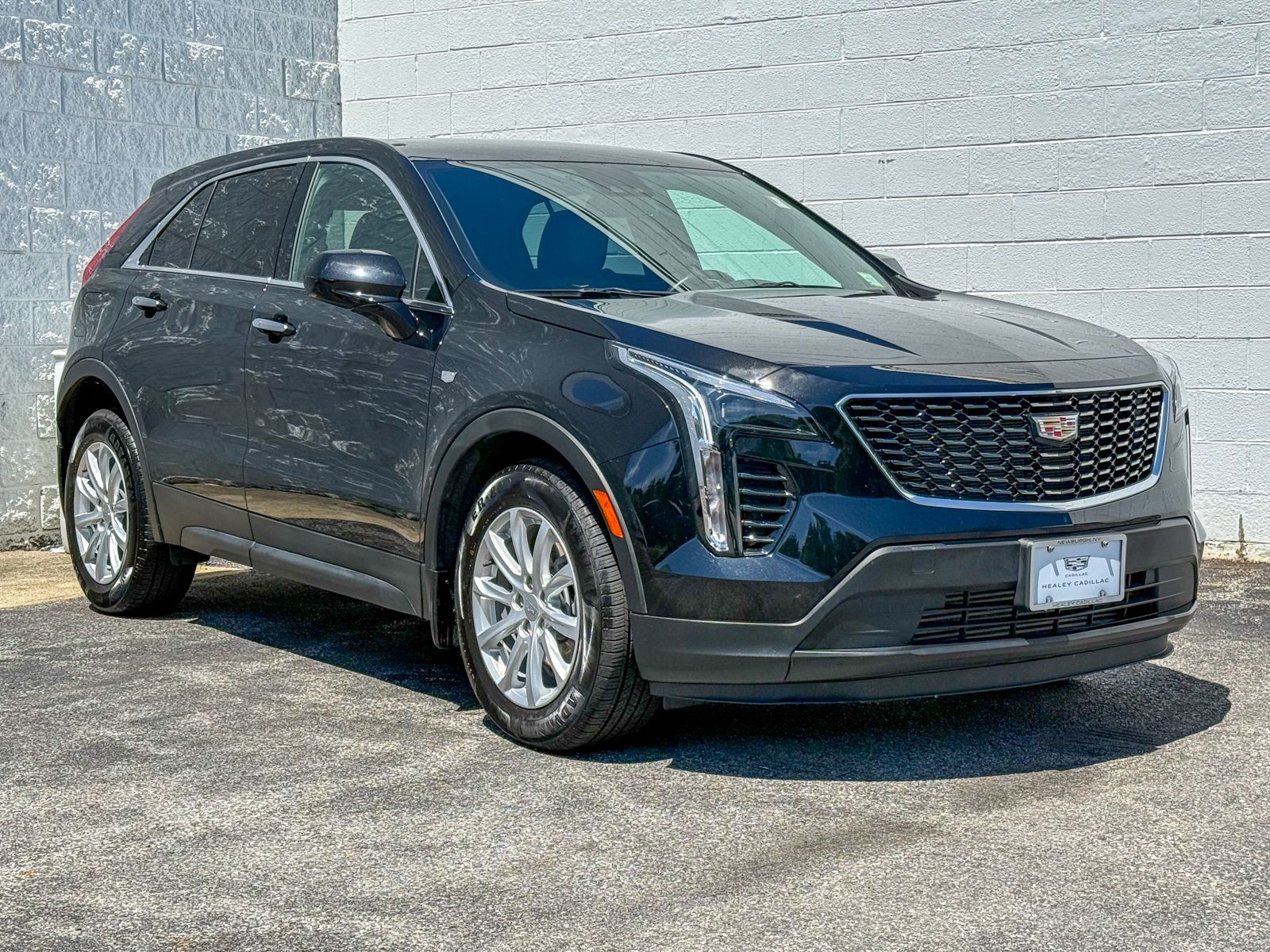 Photo view of 2023 Cadillac XT4 in Black
