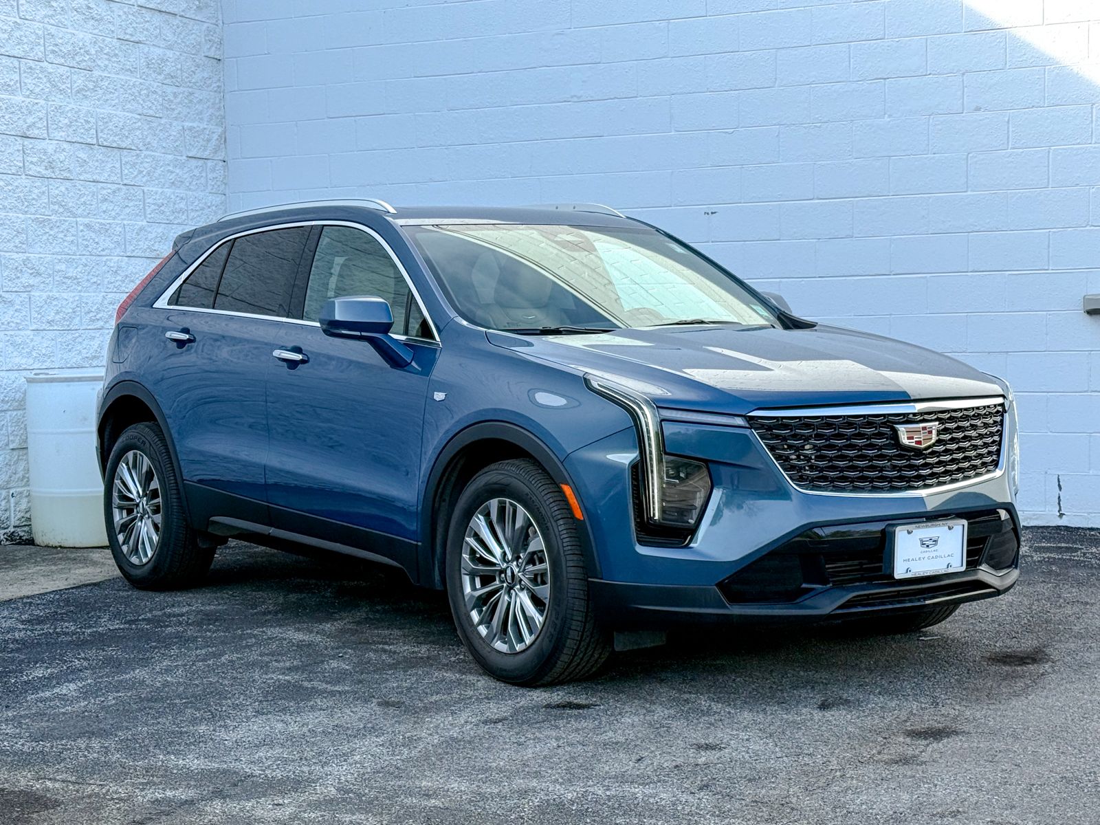 Photo view of 2024 Cadillac XT4 in Blue