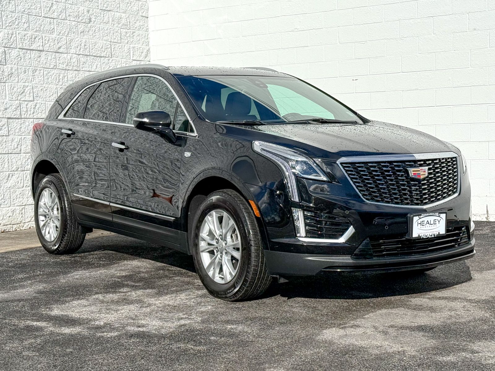 Photo view of 2025 Cadillac XT5 in Black