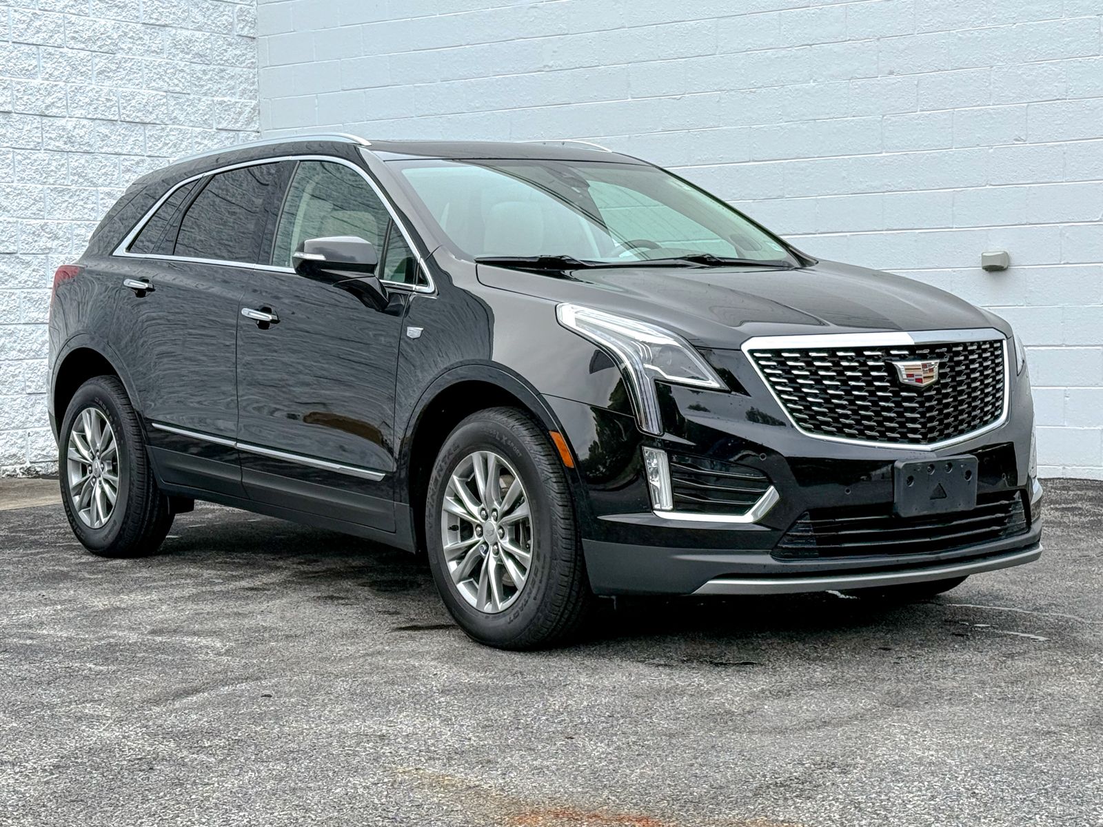 Photo view of 2022 Cadillac XT5 in Black
