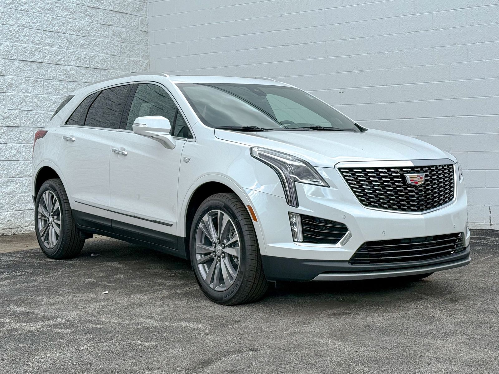 Photo view of 2025 Cadillac XT5 in White