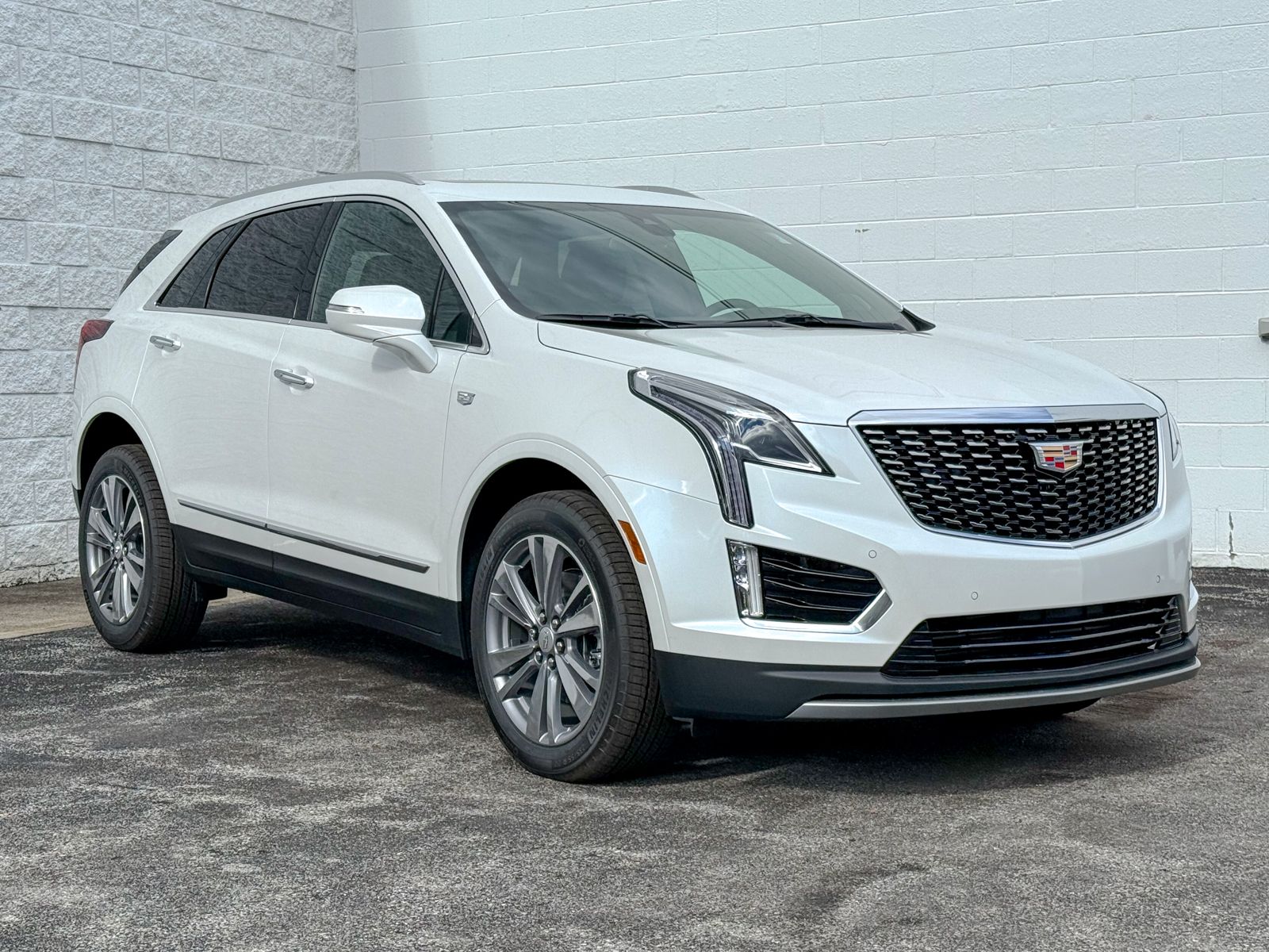 Photo view of 2025 Cadillac XT5 in White
