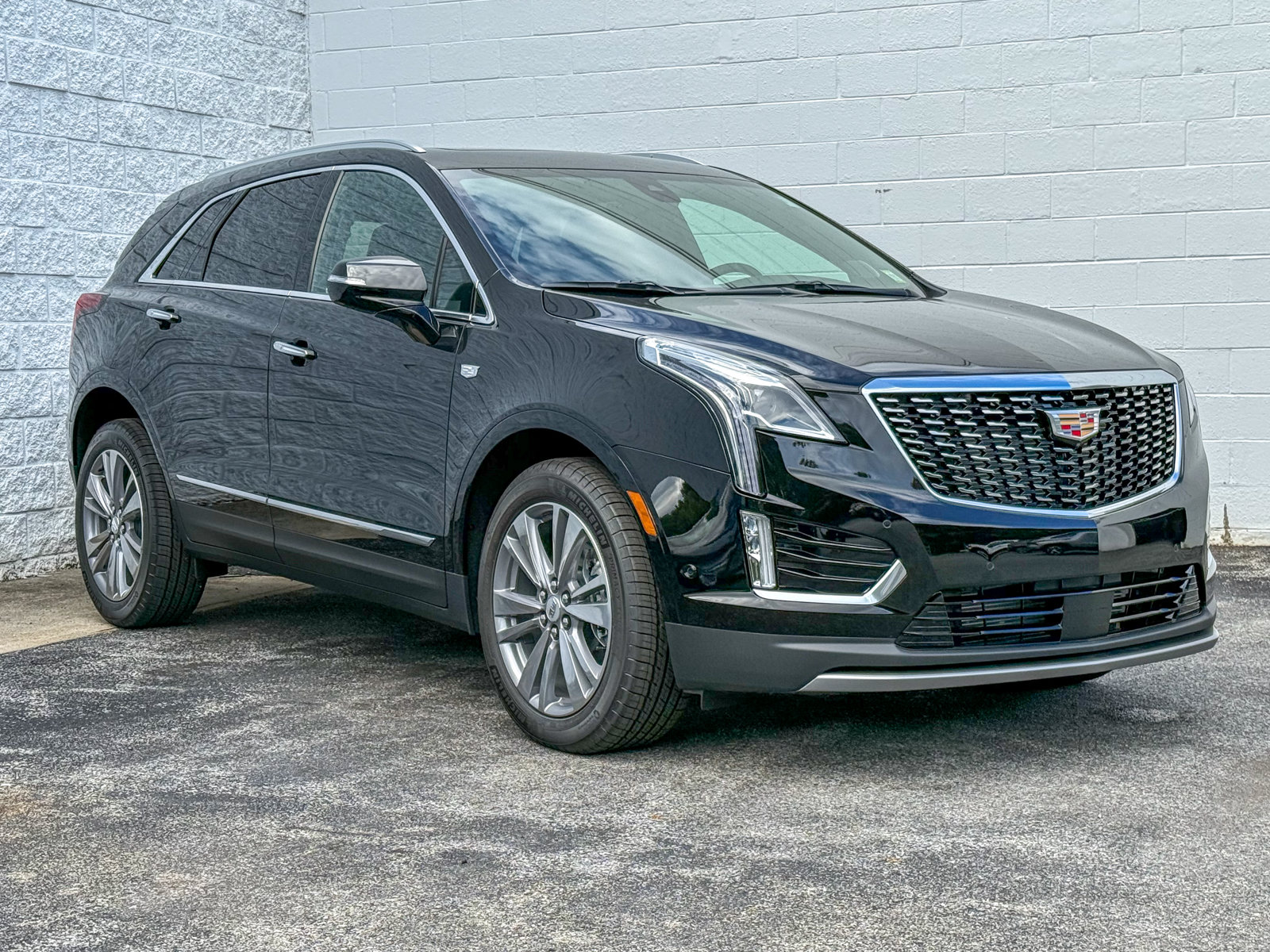 Photo view of 2026 Cadillac XT5 in Black