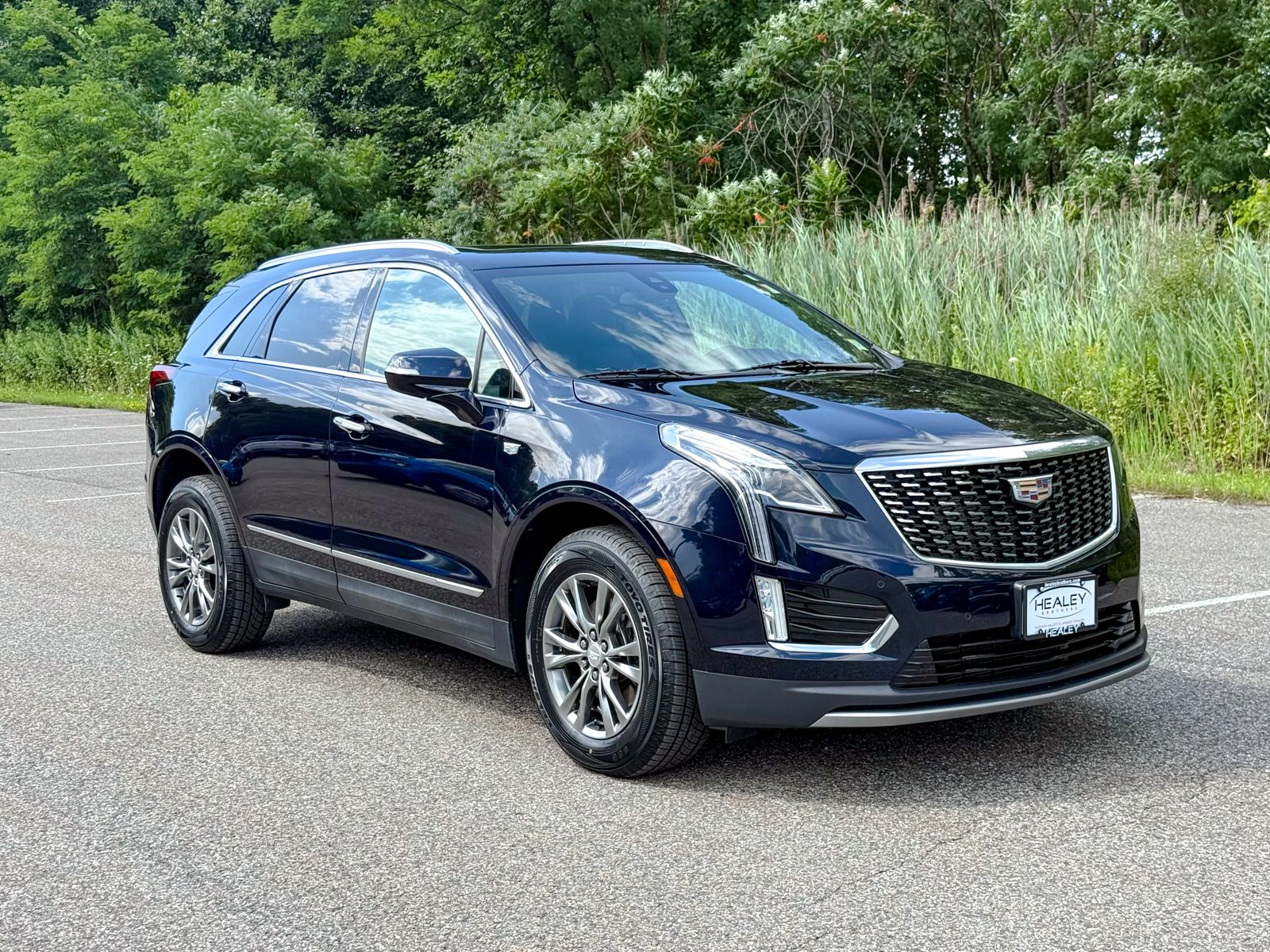 Photo view of 2021 Cadillac XT5 in Blue