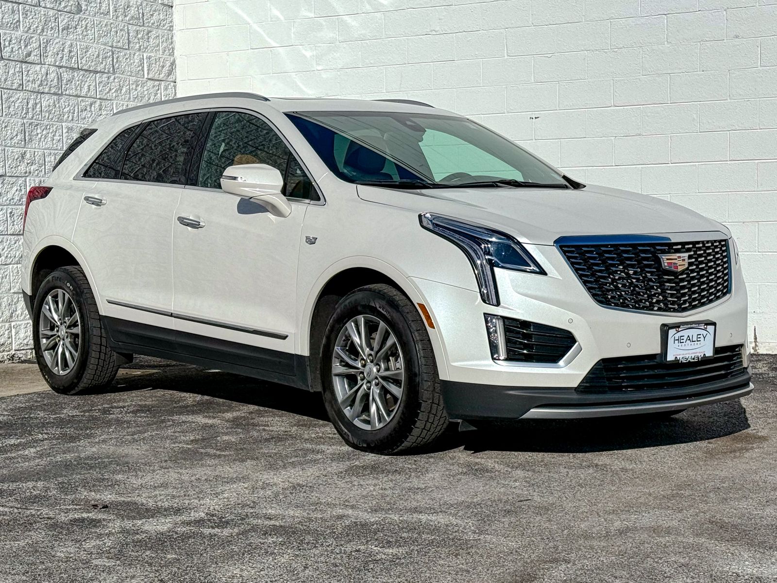 Photo view of 2022 Cadillac XT5 in White