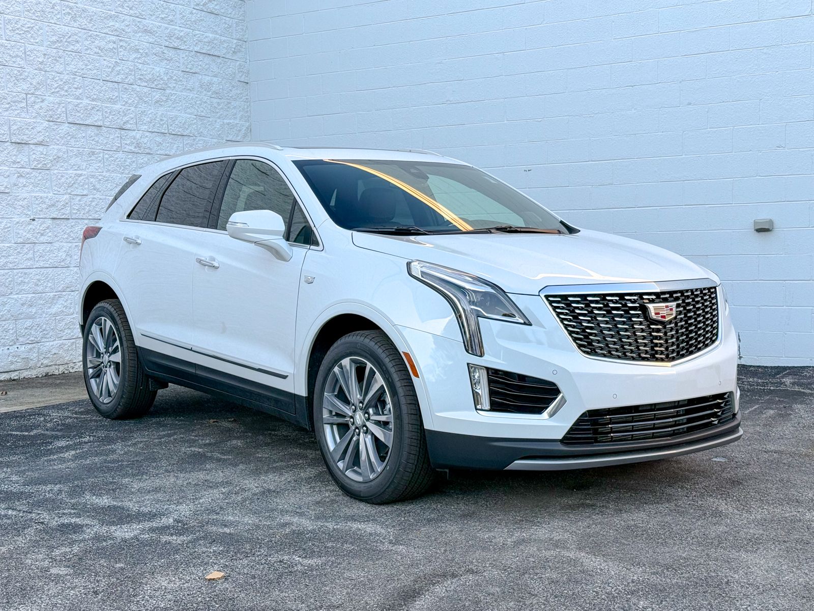 Photo view of 2025 Cadillac XT5 in White