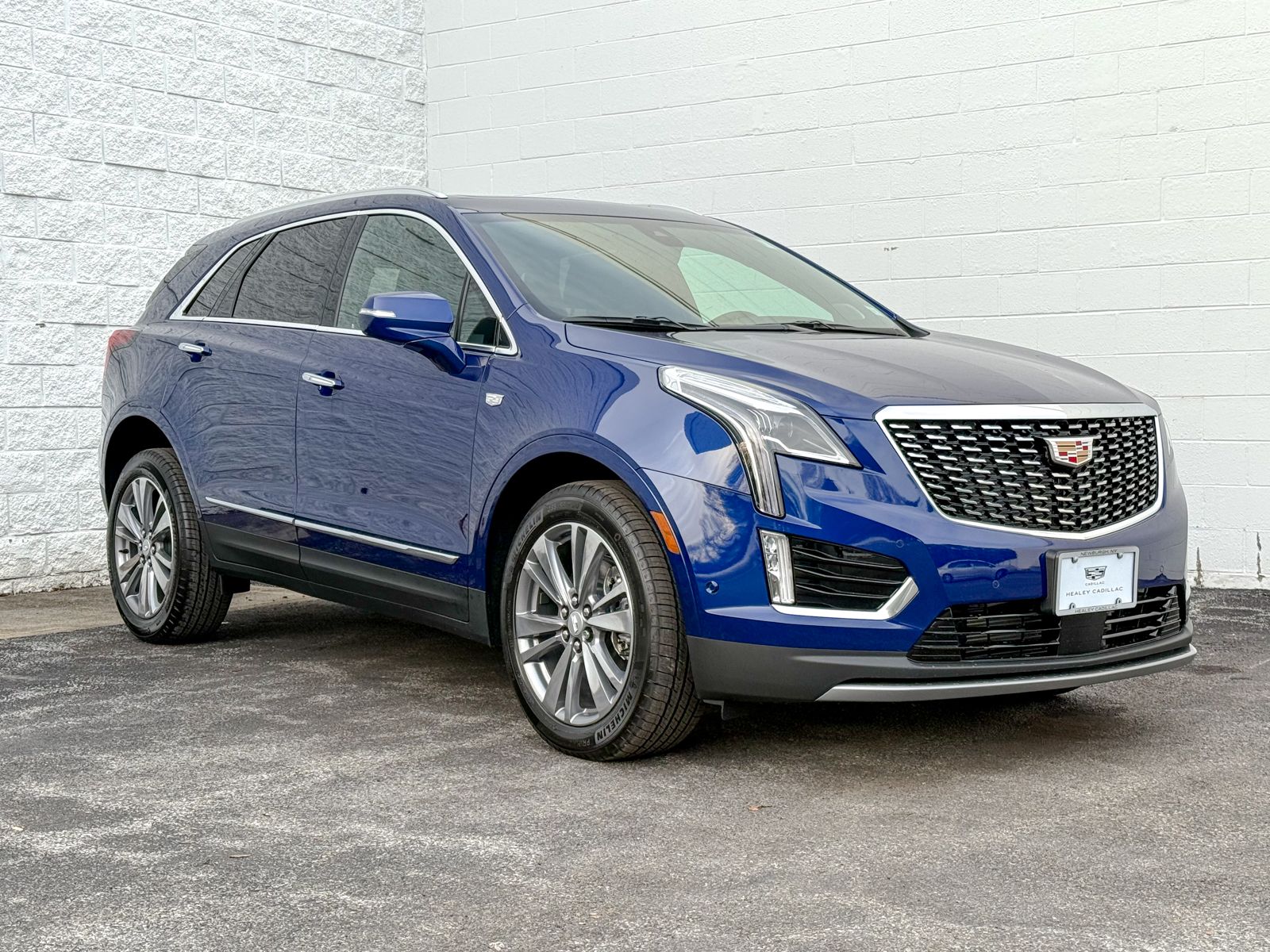 Photo view of 2026 Cadillac XT5 in Blue