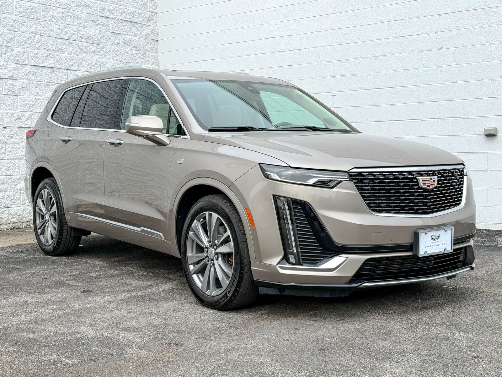 Photo view of 2022 Cadillac XT6 in Brown