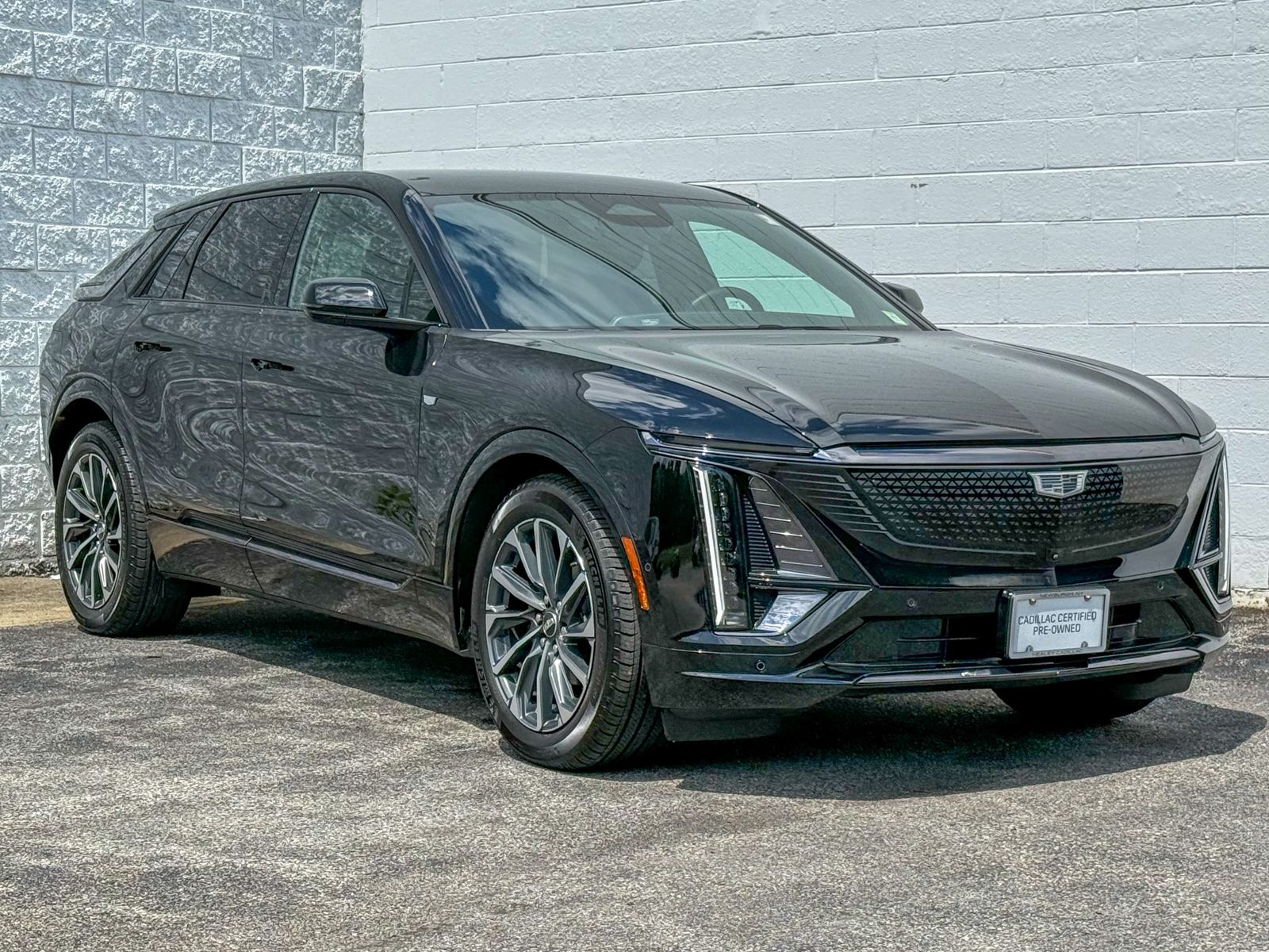 Photo view of 2024 Cadillac LYRIQ in Black