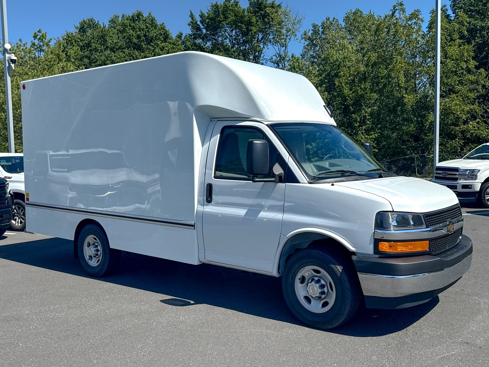 Photo view of 2025 Chevrolet Express Commercial Cutaway in White