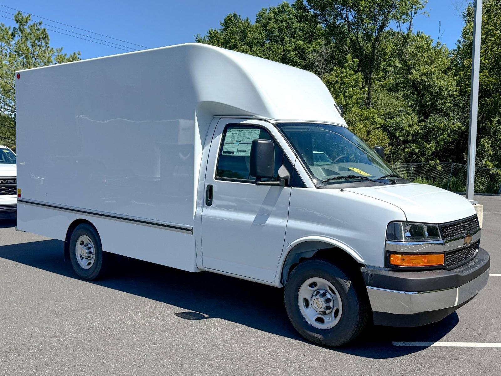 Photo view of 2025 Chevrolet Express Commercial Cutaway in White