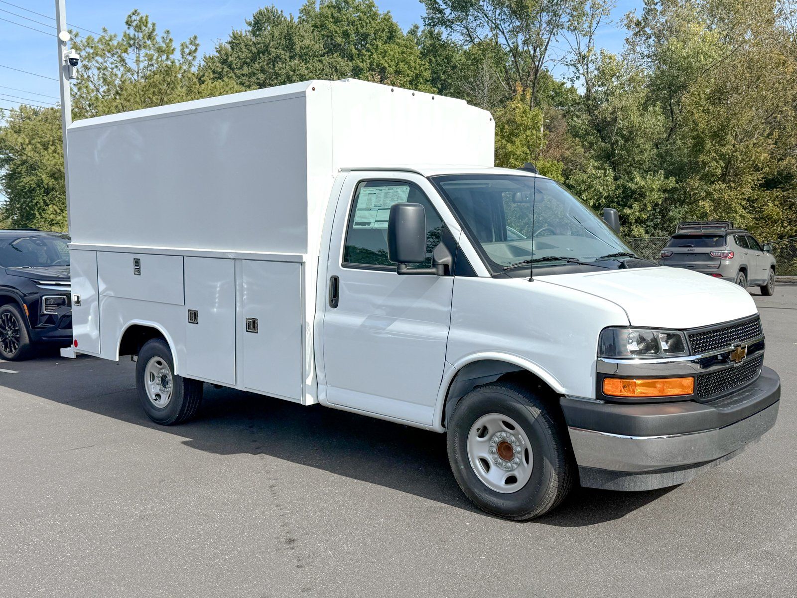 Photo view of 2025 Chevrolet Express Commercial Cutaway in White